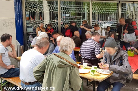 Kaffee und Kuchen für Obdachlose